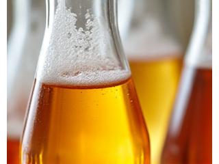 優しく泡立つ発酵中の液体、発酵槽のクローズアップ、科学的な清潔感のある環境